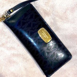 MICHAEL KORS travel wristlet | Black